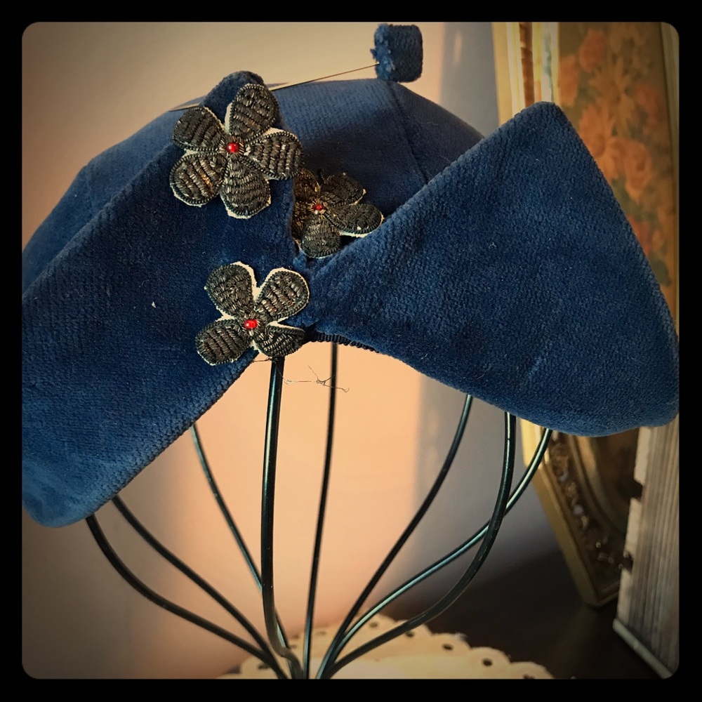 Vintage 1960’s Ladies Royal blue velvet hat